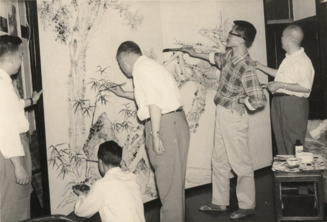 1963年，（右起）陳子和、傅申、葉公超等進行集體創作。圖／傅申。